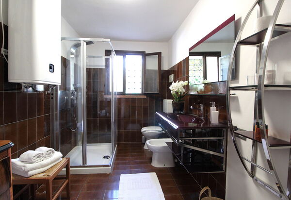 Villa Rosa Apartment: Autumn, Bathroom, Spring, Summer