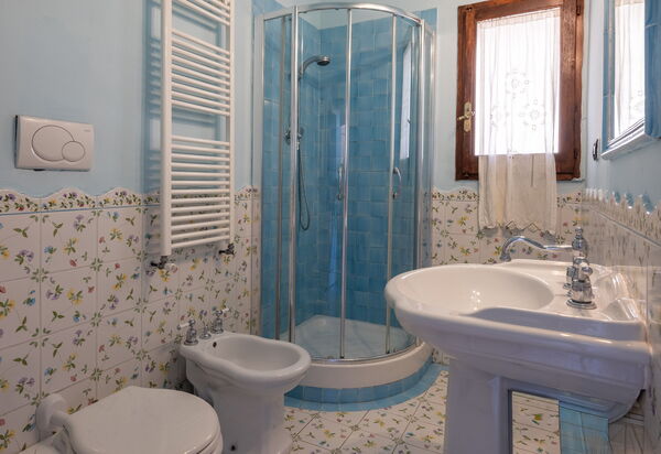 Cuore Di Firenze Apartment: Autumn, Bathroom, Spring, Summer