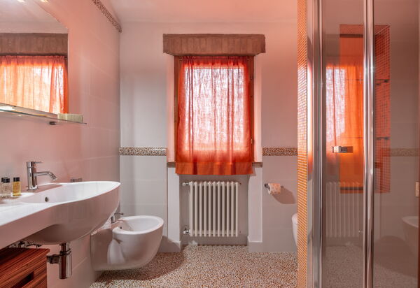 Casa Lory, Monteriggioni, Siena: Autumn, Bathroom, Spring, Summer