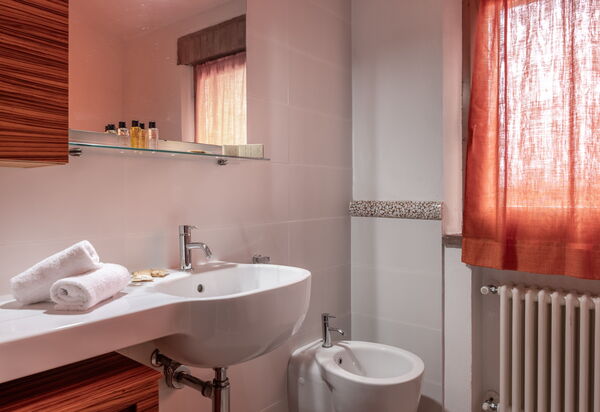 Casa Lory, Monteriggioni, Siena: Autumn, Bathroom, Spring, Summer