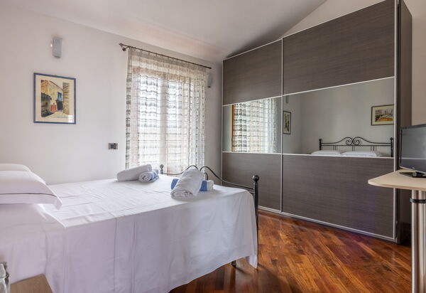 Casa Lory, Monteriggioni, Siena: Autumn, Bedroom, Spring, Summer