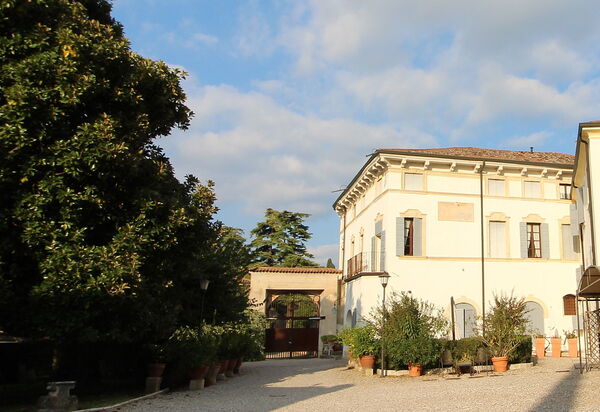 Calicantus, Verona, Pool, Wifi: Autumn, Garden, Spring, Summer