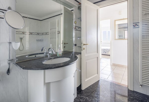 Villa Caroline, Private Pool and Seaview: Autumn, Bathroom, Spring, Summer