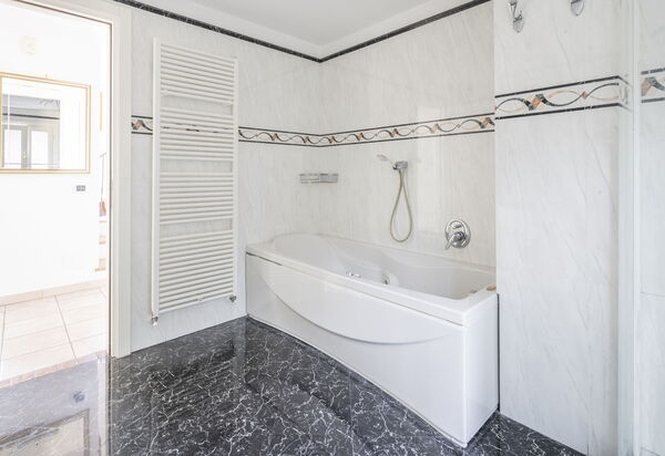 Villa Caroline, Private Pool and Seaview: Autumn, Bathroom, Spring, Summer