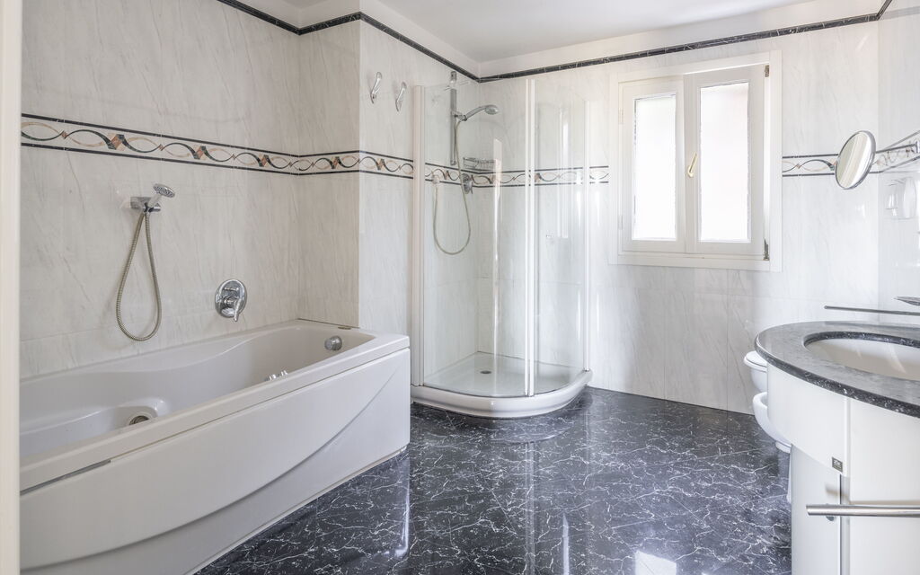 Villa Caroline, Private Pool and Seaview: Autumn, Bathroom, Spring, Summer