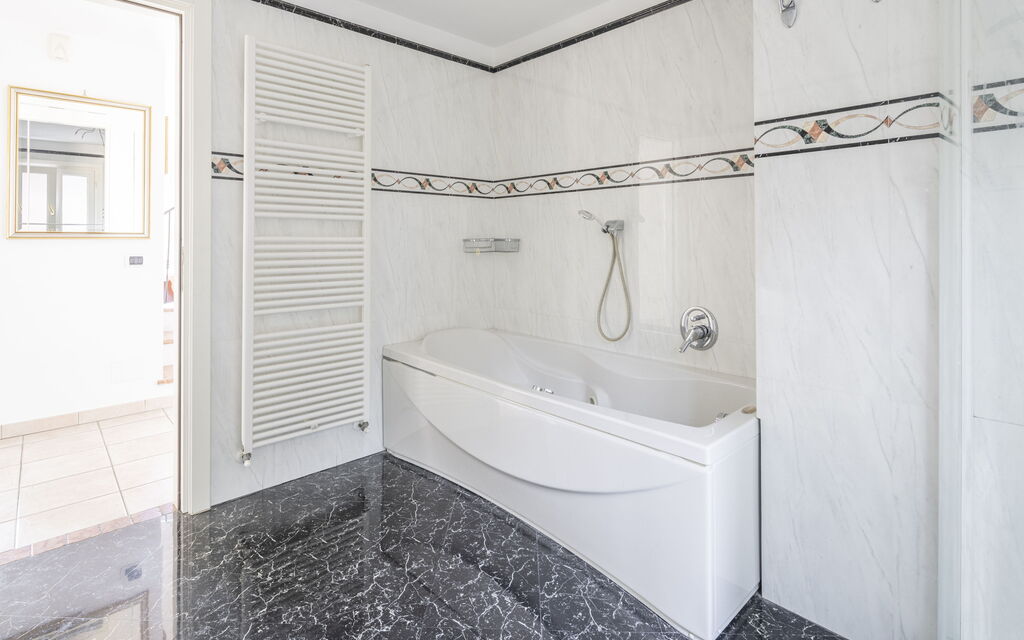 Villa Caroline, Private Pool and Seaview: Autumn, Bathroom, Spring, Summer