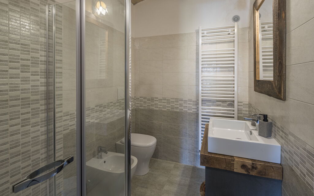 Arpusè - Ca' Fredo Apartment with Pool: Autumn, Bathroom, Spring, Summer