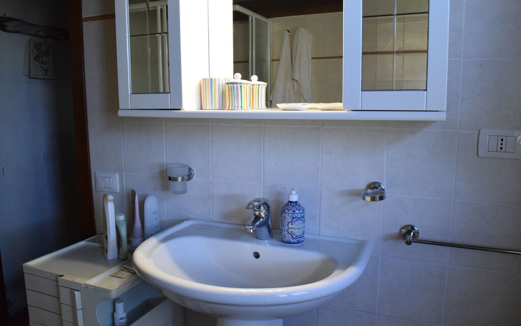 Villa Nasca Countryside and Pool: Autumn, Bathroom, Spring, Summer