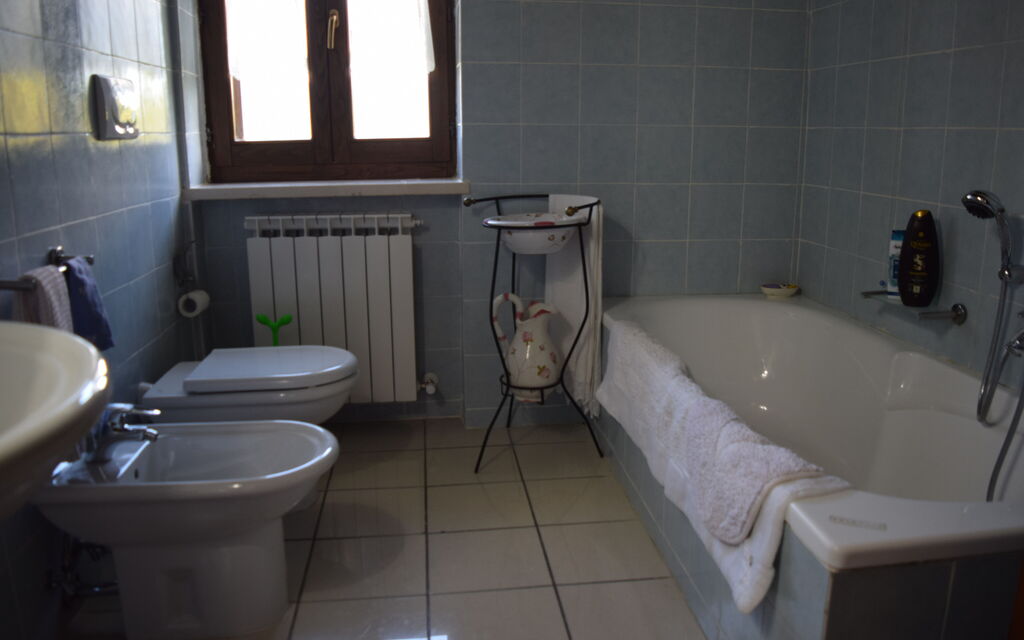 Villa Nasca Countryside and Pool: Autumn, Bathroom, Spring, Summer