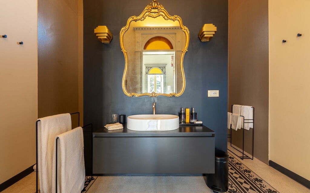 Royal Apartment - Palazzo Villani Lubelli: Autumn, Bathroom, Spring, Summer