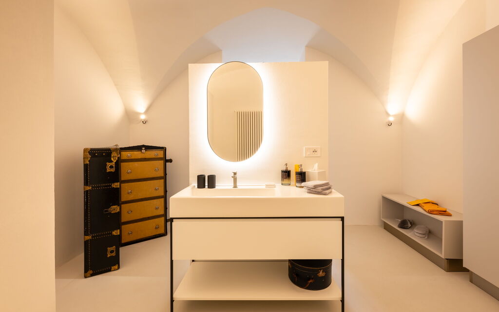 Garden Apartment - Palazzo Villani Lubelli: Autumn, Bathroom, Spring, Summer