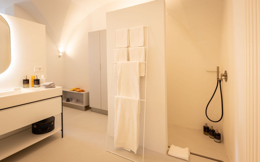 Garden Apartment - Palazzo Villani Lubelli: Autumn, Bathroom, Spring, Summer