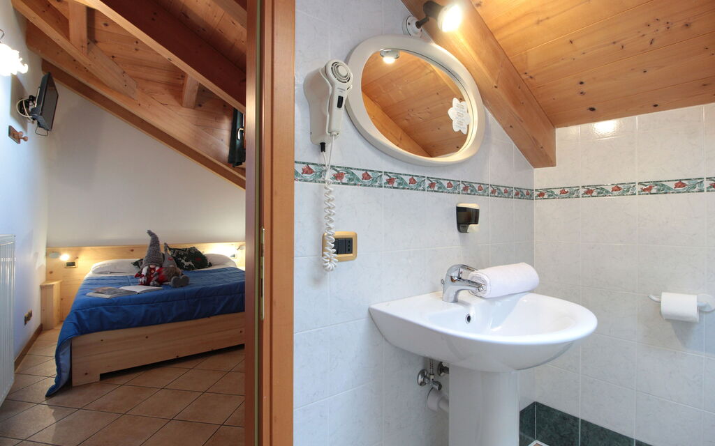 Baita Pranolz: Autumn, Bathroom, Spring, Summer