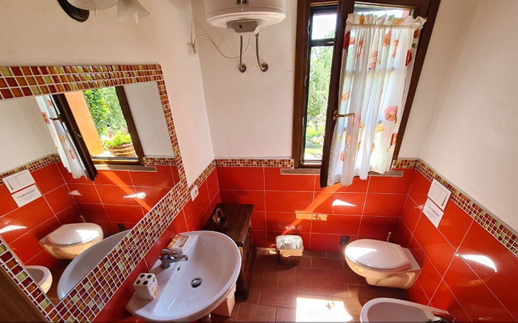 Appartamento Papavero Seaside and Pool: Autumn, Bathroom, Spring, Summer