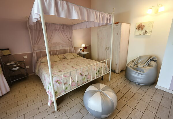 Suite Orchidea Seaside and Pool: Autunno, Camera da letto, Estate, Primavera