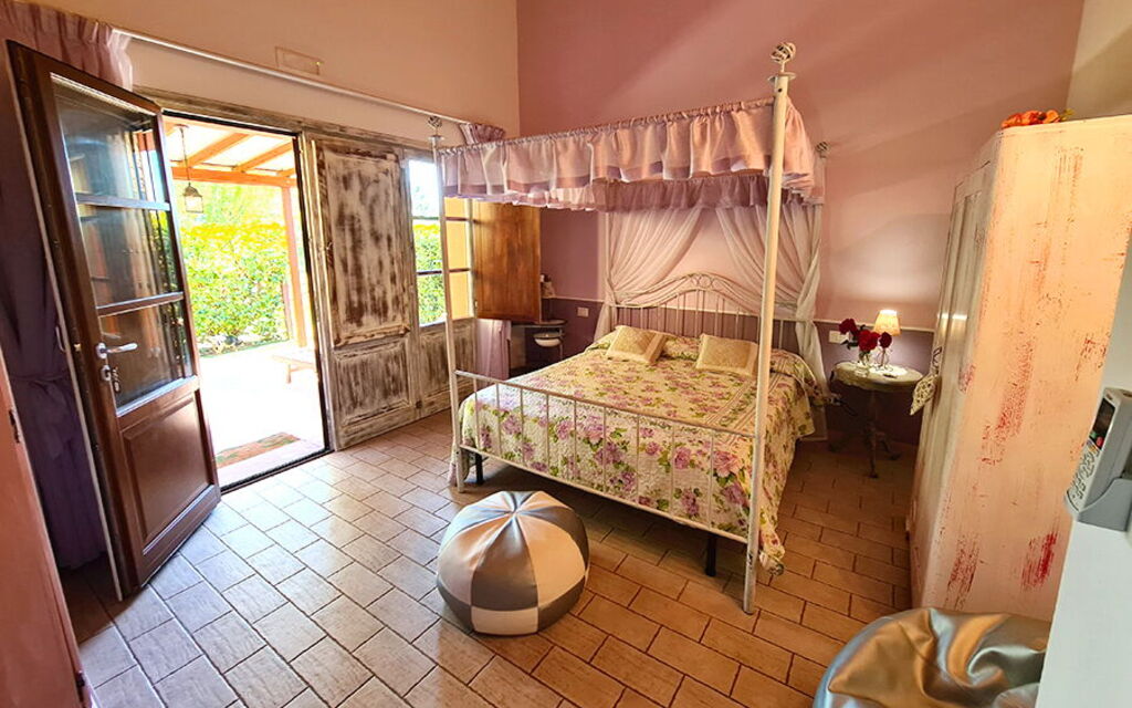 Suite Orchidea Seaside and Pool: Autunno, Camera da letto, Estate, Primavera