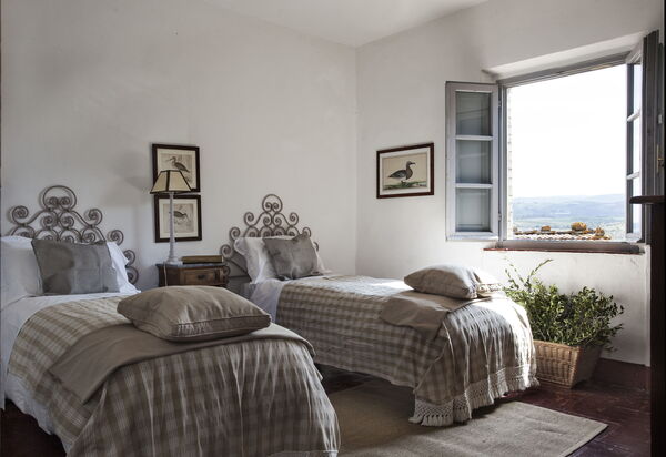 Podere Sangiovese, Pool and View in Chianti: Autumn, Bedroom, Spring, Summer