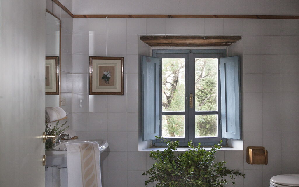 Podere Sangiovese, Pool and View in Chianti: Autumn, Bathroom, Spring, Summer