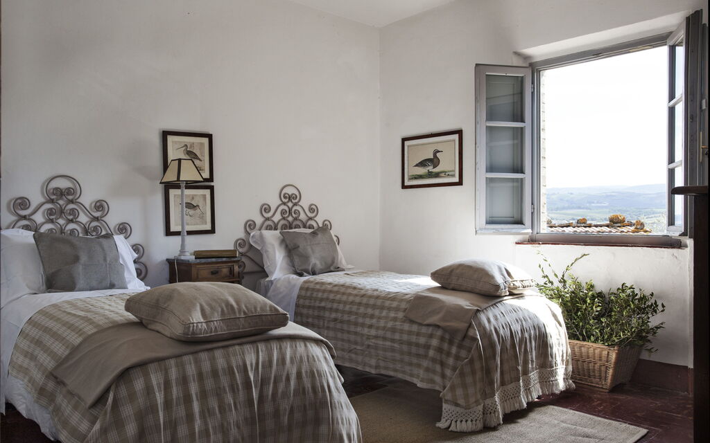 Podere Sangiovese, Pool and View in Chianti: Autumn, Bedroom, Spring, Summer