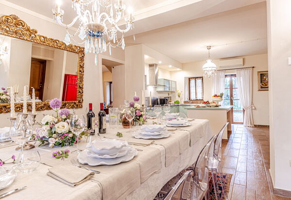 Villa la Cerbaina: Ground floor kitchen and dining room (dining table convertible into pool table)