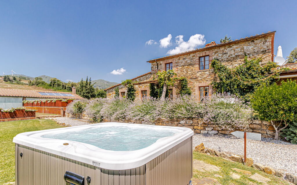 Villa la Cerbaina: Building Exterior, Hot Tub