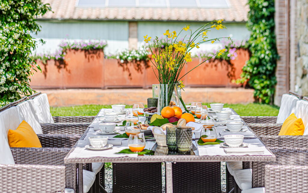 Villa la Cerbaina: Building Exterior, Food, Garden