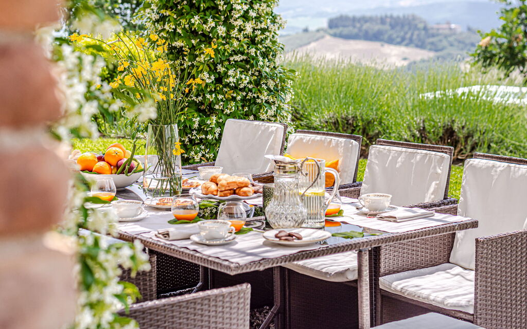 Villa la Cerbaina: Building Exterior, Food, Garden