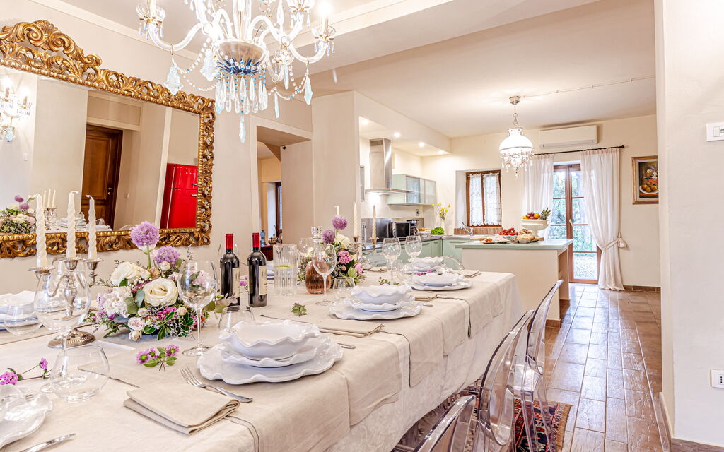 Villa la Cerbaina: Ground floor kitchen and dining room (dining table convertible into pool table)