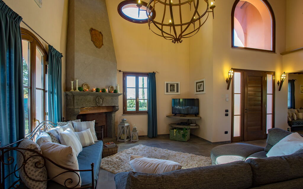 Villa Francesca: Living Room, Main Entrance