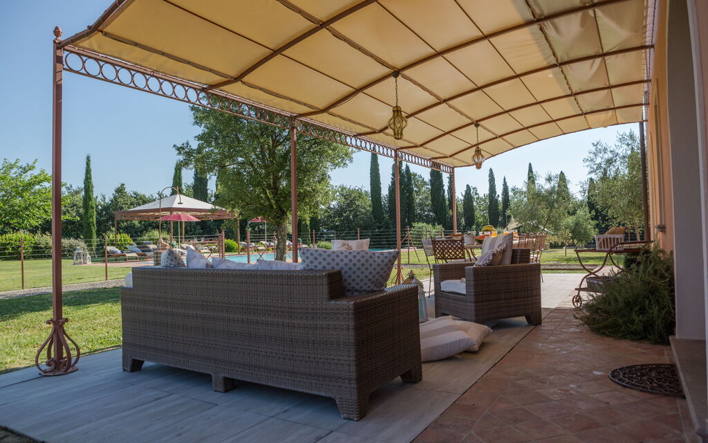 Villa Francesca: Balcony / Terrace / Patio, Building Exterior, Garden, Pool