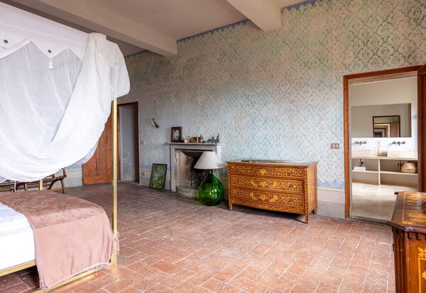 Villa Il Casalino, Florentine Hills with Pool: Autumn, Bedroom, Spring, Summer