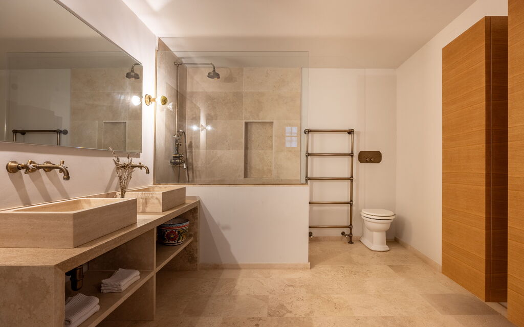 Villa Il Casalino, Florentine Hills with Pool: Autumn, Bathroom, Spring, Summer