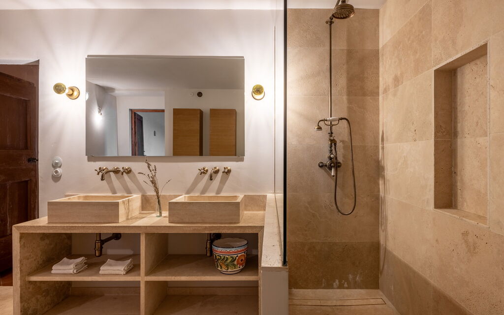 Villa Il Casalino, Florentine Hills with Pool: Autumn, Bathroom, Spring, Summer