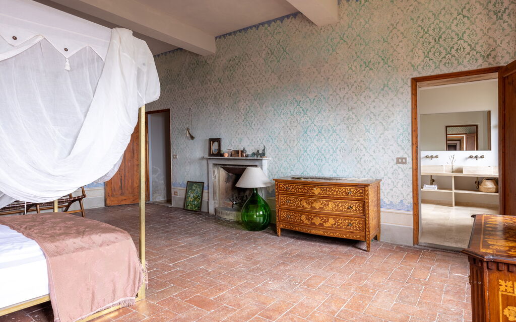 Villa Il Casalino, Florentine Hills with Pool: Autumn, Bedroom, Spring, Summer