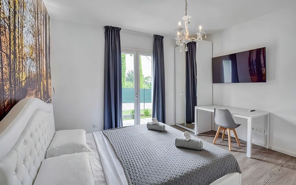 Villa Dolce Bosco with Pool, Valdobbiadene: Autunno, Camera da letto, Estate, Primavera