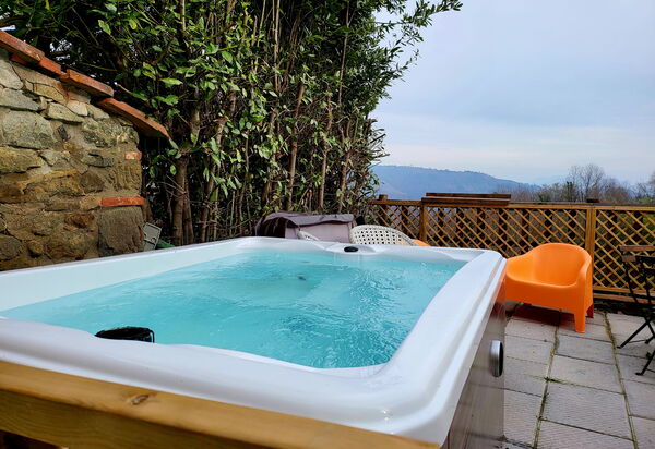 La Casa degli Artisti, Jacuzzi, Marliana: Autunno, Estate, Esterni, Primavera