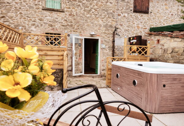 La Casa degli Artisti, Jacuzzi, Marliana: Autunno, Balcone / Terrazza / Patio, Estate, Piscina, Primavera