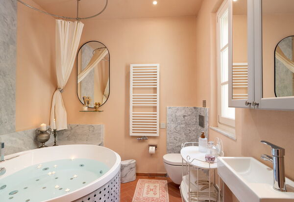 Villa Elisa: Bathroom, Hot Tub