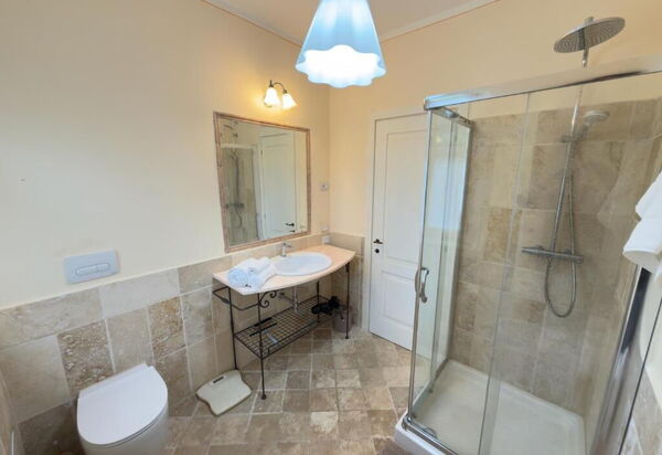 Villa Montepulciano Vineyard: Autumn, Bathroom, Spring, Summer