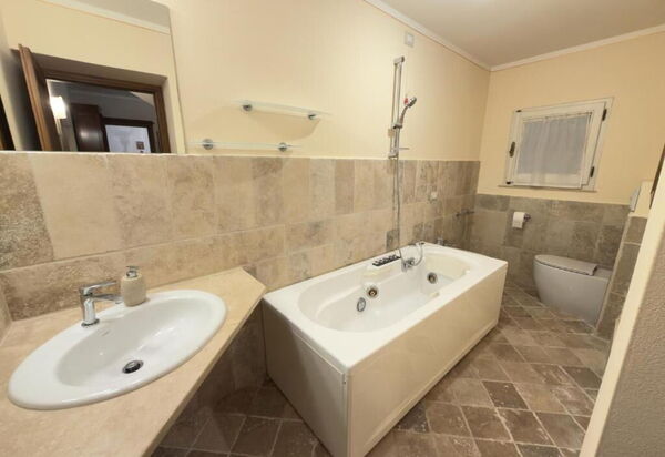 Villa Montepulciano Vineyard: Autumn, Bathroom, Spring, Summer