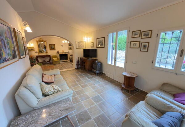 Villa Montepulciano Vineyard: Autumn, Living Room, Spring, Summer