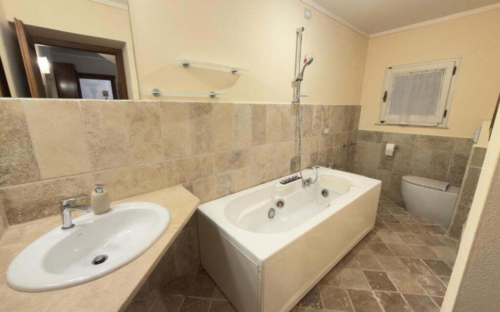 Villa Montepulciano Vineyard: Autumn, Bathroom, Spring, Summer