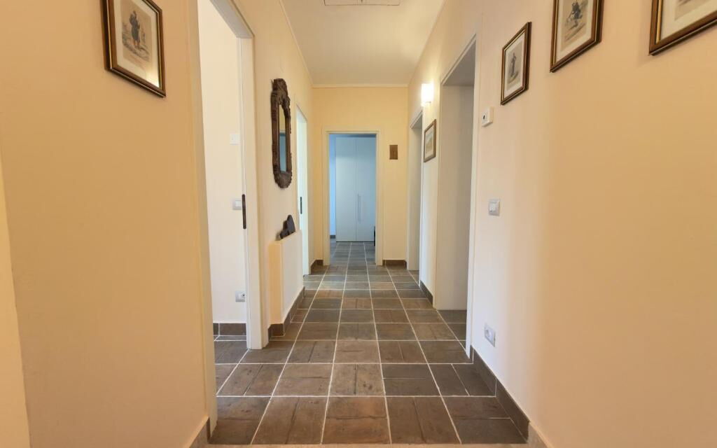 Villa Montepulciano Vineyard: Autumn, Room Detail, Spring, Summer