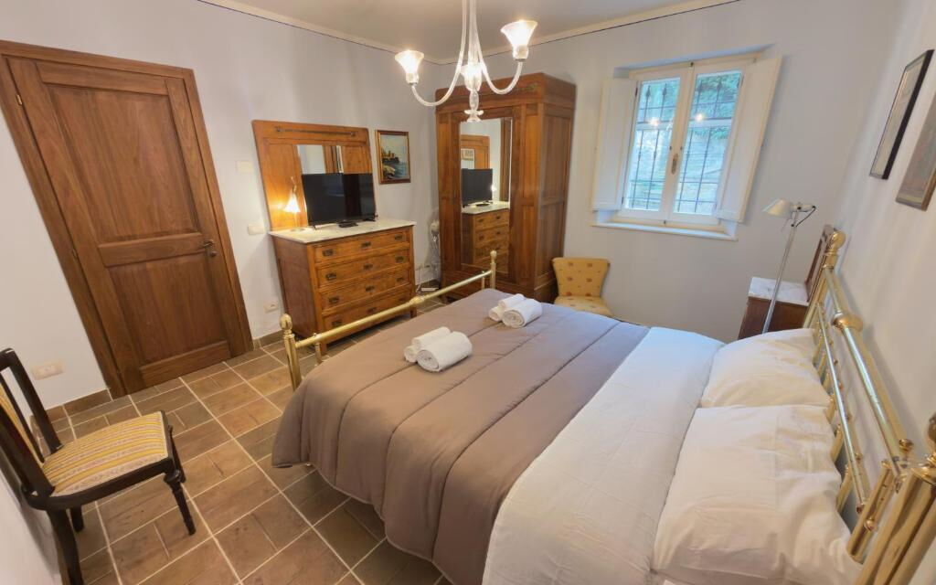 Villa Montepulciano Vineyard: Autumn, Bedroom, Spring, Summer