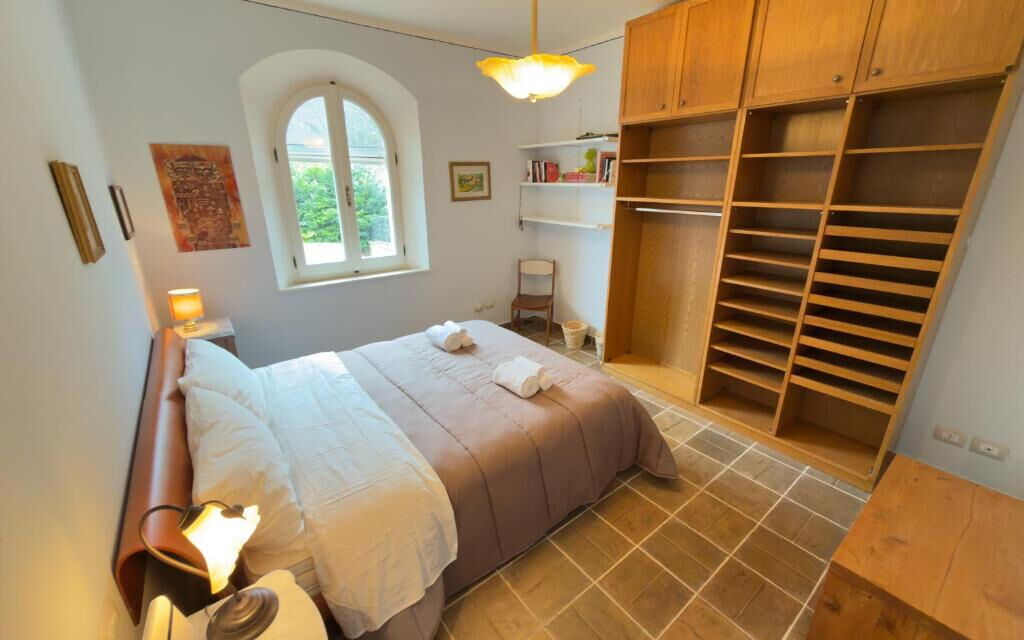 Villa Montepulciano Vineyard: Autumn, Bedroom, Spring, Summer