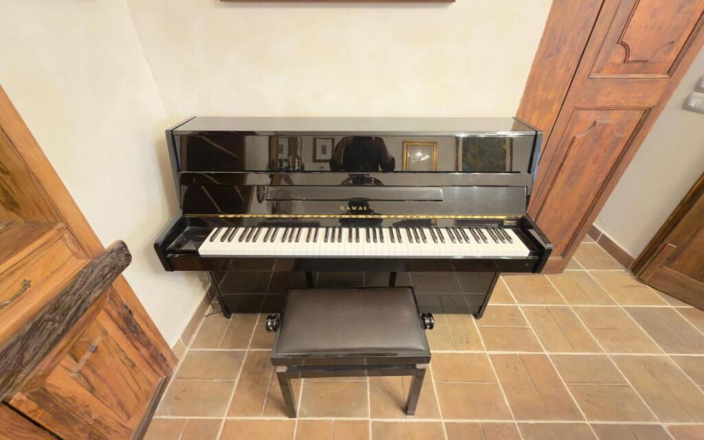 Villa Montepulciano Vineyard: Autumn, Room Detail, Spring, Summer