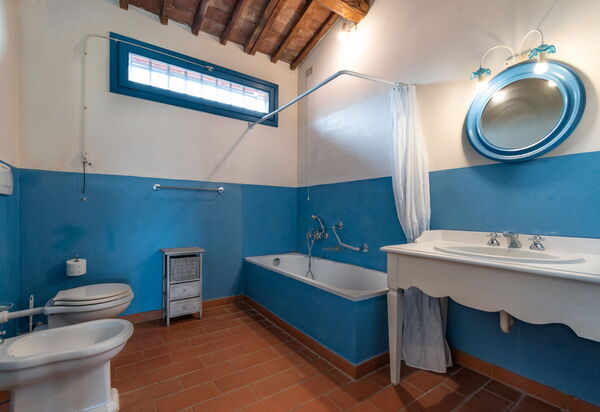 Agriturismo le Due Querce: Autunno, Bagno, Estate, Inverno, Primavera