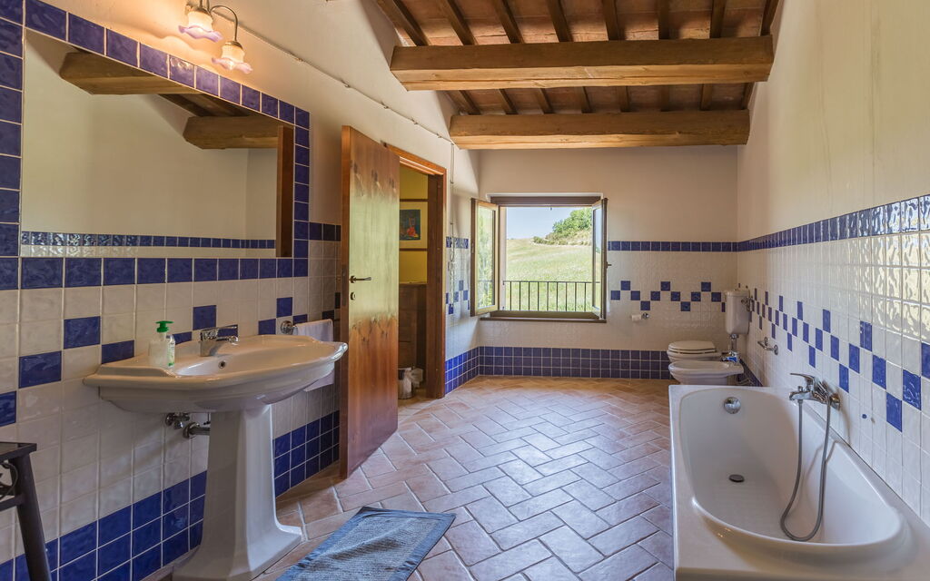 Villa Felice, Private Pool and Hills: Autumn, Bathroom, Spring, Summer, Winter