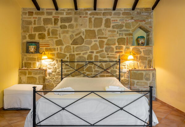 Il Giuncheto Apartments, Pool, Umbrian Countryside: Autumn, Bedroom, Kitchen, Spring, Summer
