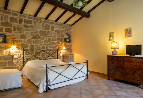Il Giuncheto Apartments, Pool, Umbrian Countryside: Autumn, Bedroom, Kitchen, Spring, Summer